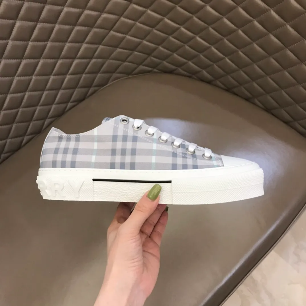 p400 "Burberr*" men's classic low-top sneakers, reinterpreted in Vintage check cotton material and decorated with a new brand logo. First-layer sheepskin lining, embossed Burberry logo on the heel, and original TPU outsole! Size: 38-44 No. 068
